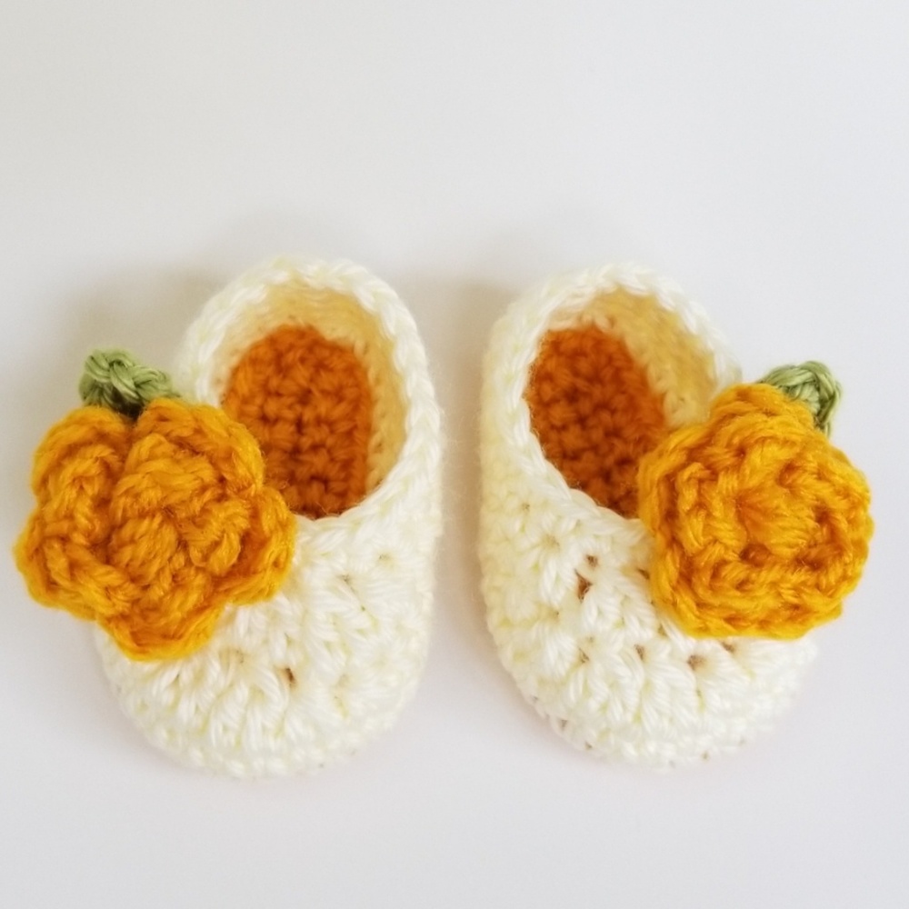 Crochet baby girl booties with flowers